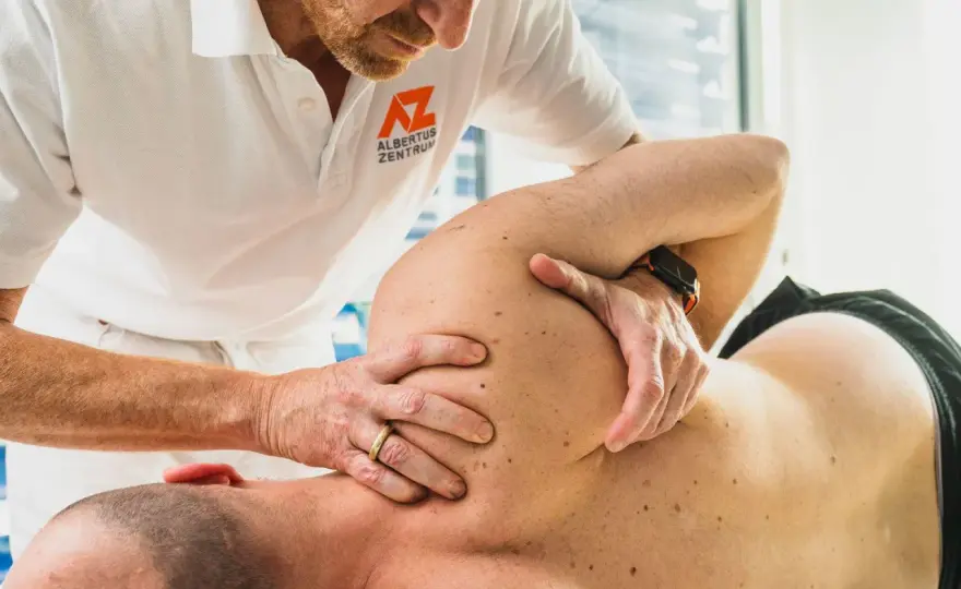 Osteopathie bei Schulterschmerzen - Wann sie wirklich hilft
