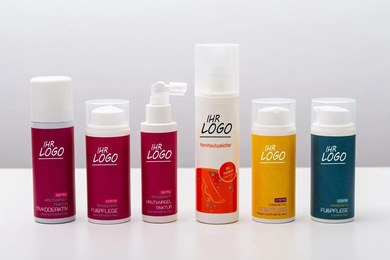 Sechs verschiedene Flaschen mit **Fußpflege**-Produkten, darunter Sprays und Cremes, stehen nebeneinander.