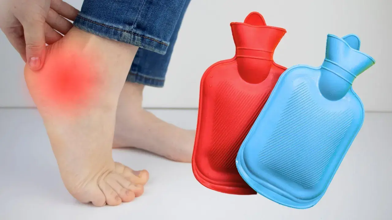 Schmerzende Ferse mit roter Markierung und Wärmflaschen. Was tun gegen Fersenschmerzen? Wärme kann helfen.