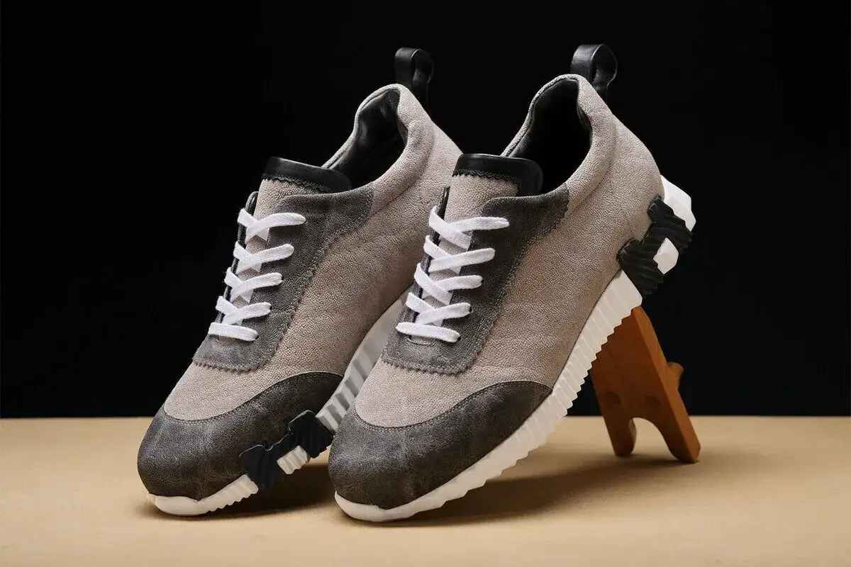 Stilvolle, graue Sneaker mit weißen Schnürsenkeln. Informieren Sie sich über orthopädische Schuhe Kosten für Komfort und Gesundheit.