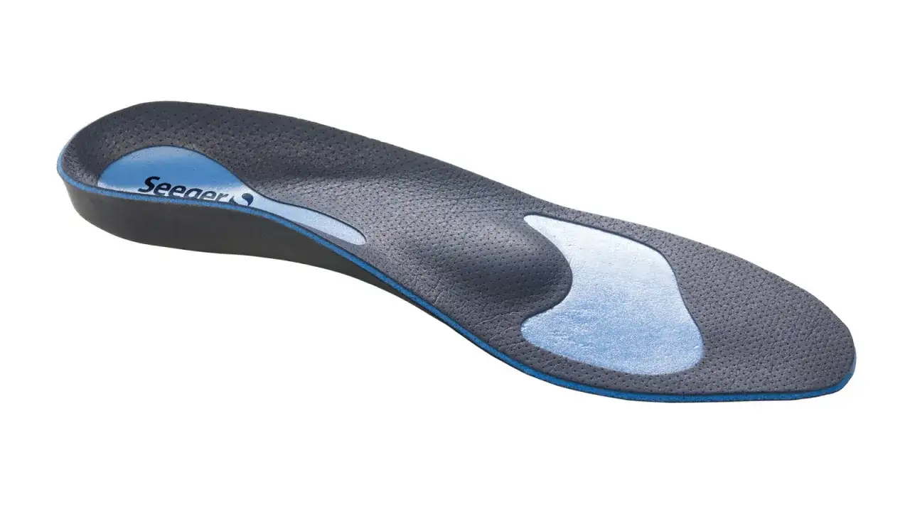 Orthop&auml;dische Einlagen mit blauen Polstern, die bei Kniearthrose Linderung verschaffen k&ouml;nnen.