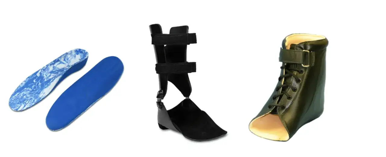 Drei orthopädische Hilfsmittel: Ein Paar Einlagen, eine schwarze Fuß- und Sprunggelenk-Orthese (AFO) und ein grüner Stiefel mit Schnürung, die als pts schiene dienen könnten.